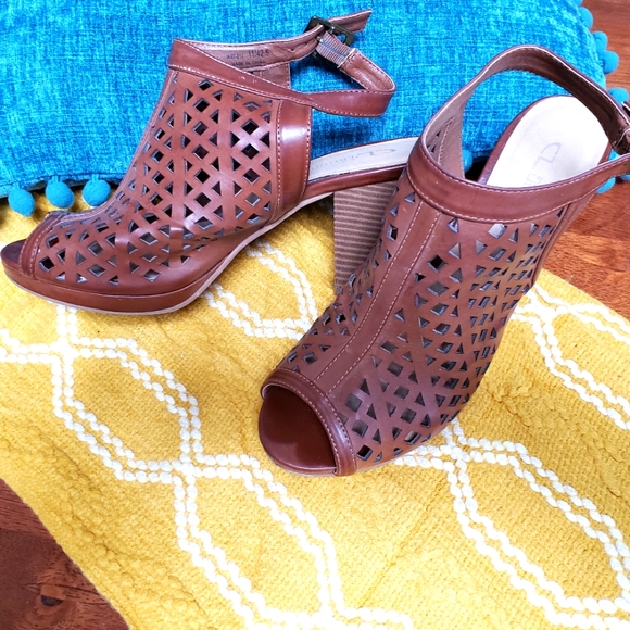 Chinese Laundry sandals - Picture 1 of 3